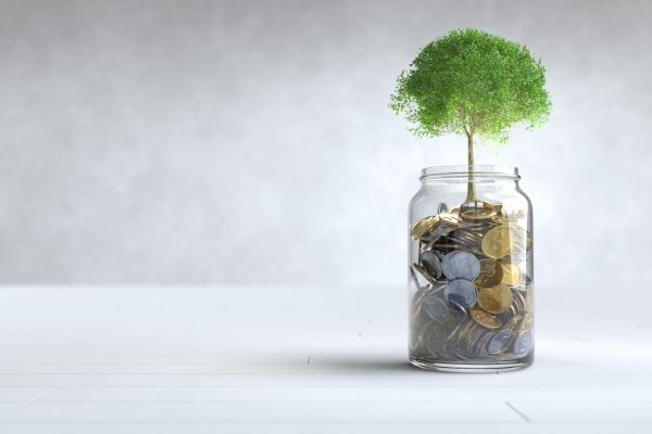tree-grows-coin-glass-jar-with-copy-space